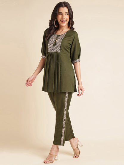 Green Embroidered Straight Round Neck Co-ord Set