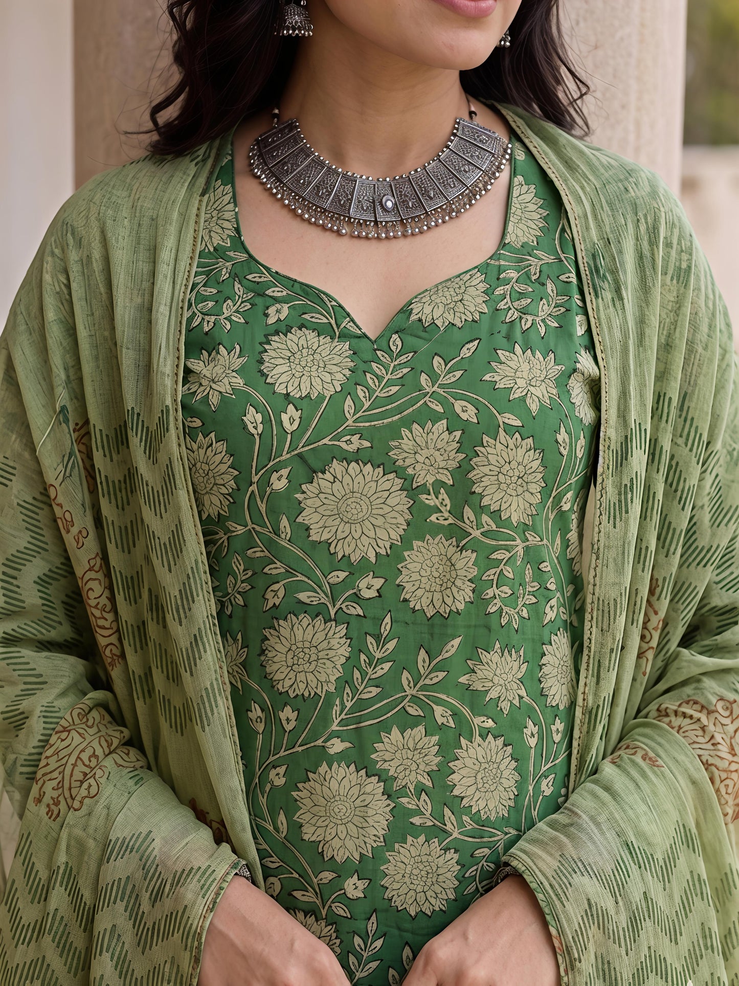 Green V-Neck Ethnic Floral Printed Kurta Set Stylish Outfit