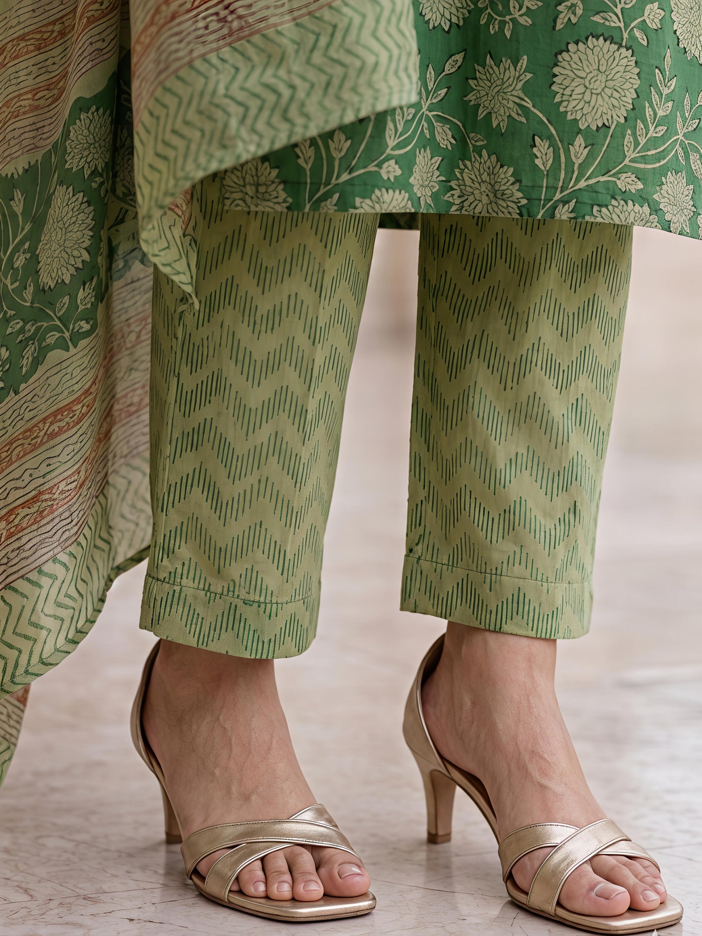 Green V-Neck Ethnic Floral Printed Kurta Set Stylish Outfit