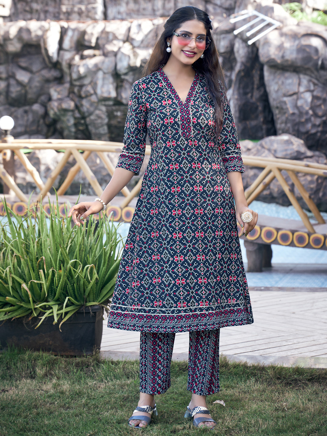 Blue Geometric A-line Cotton Blend V-Neck Kurta with Pant